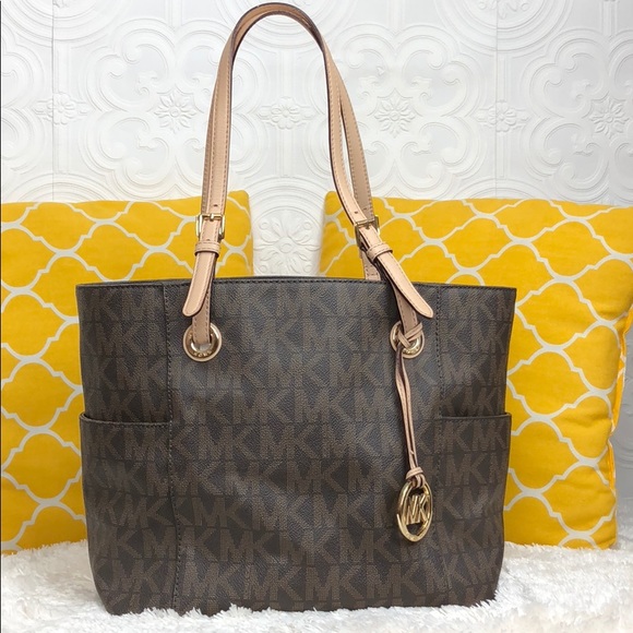 Michael Kors Handbags - 🌸OFFERS?🌸Michael Kors All Leather Signature Tote